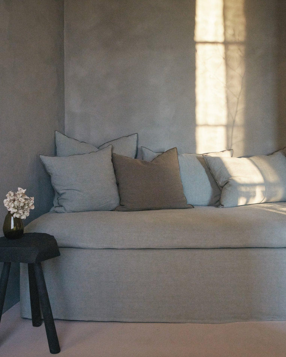 Coussin Vice Versa Black Line en Lin Stone Washed, Sauge.