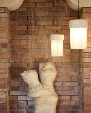 Suspension Kalé, Fil de Laine Tendu à la Main, Argile Blanche, Maison de Vacances