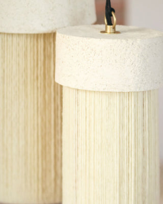Suspension Kalé, Fil de Laine Tendu à la Main, Argile Blanche, Maison de Vacances