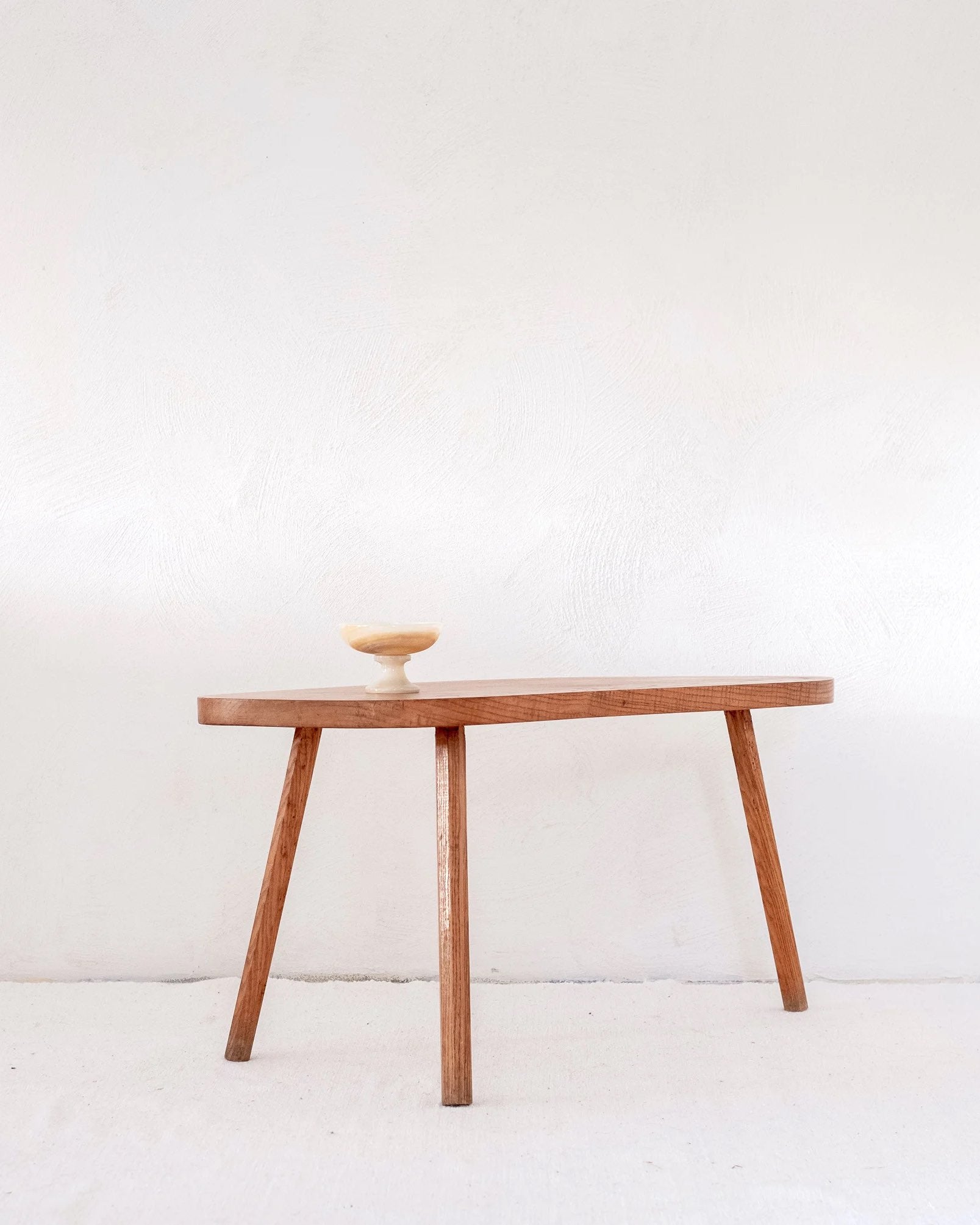 Table Basse Brutaliste Tripode, Jolies Trouvailles