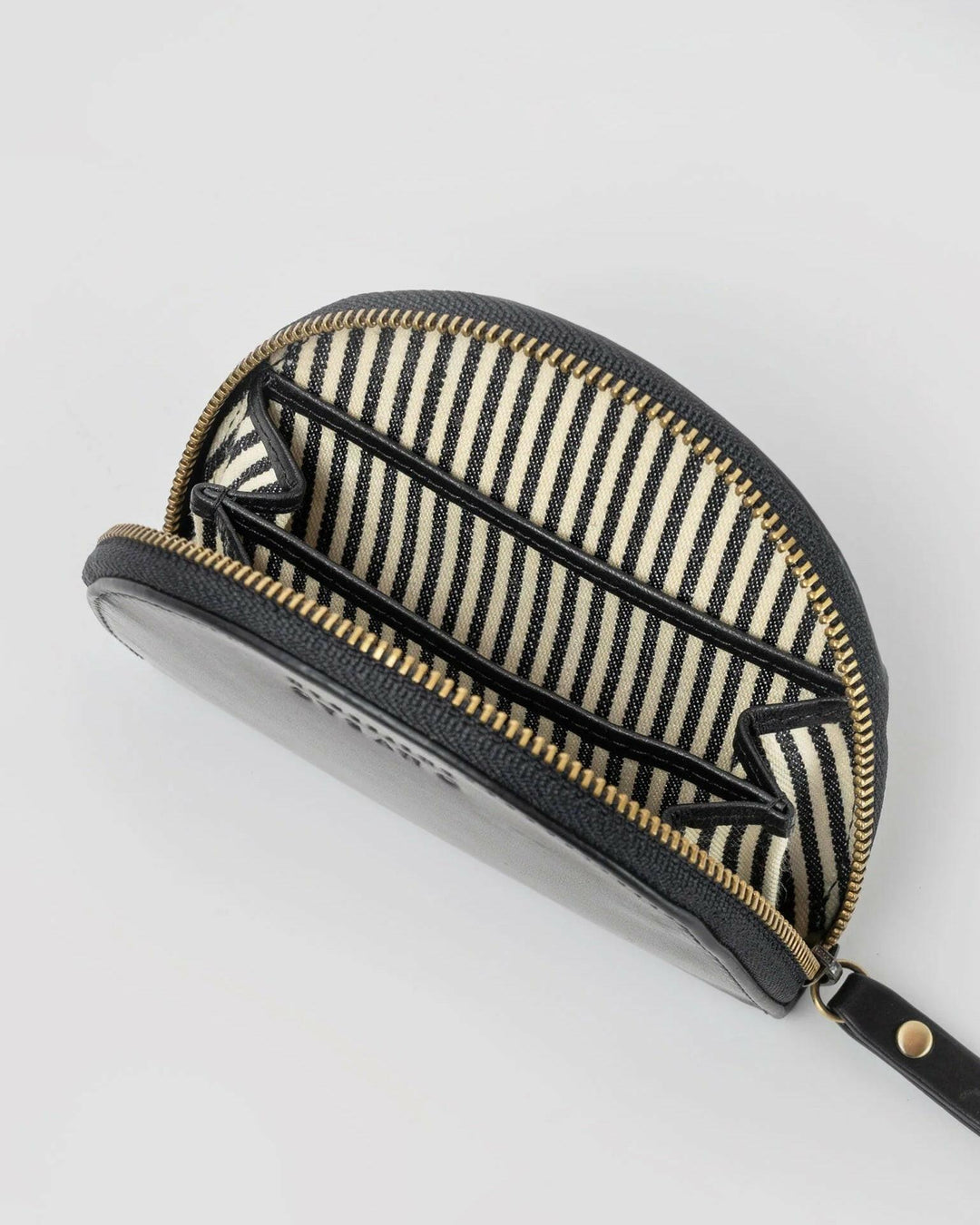 Portefeuille Laura noir, détail du cuir et fermoir