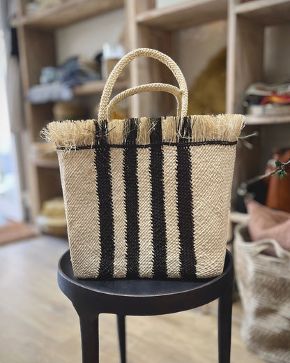 Sac en iraca fait main à rayures noires