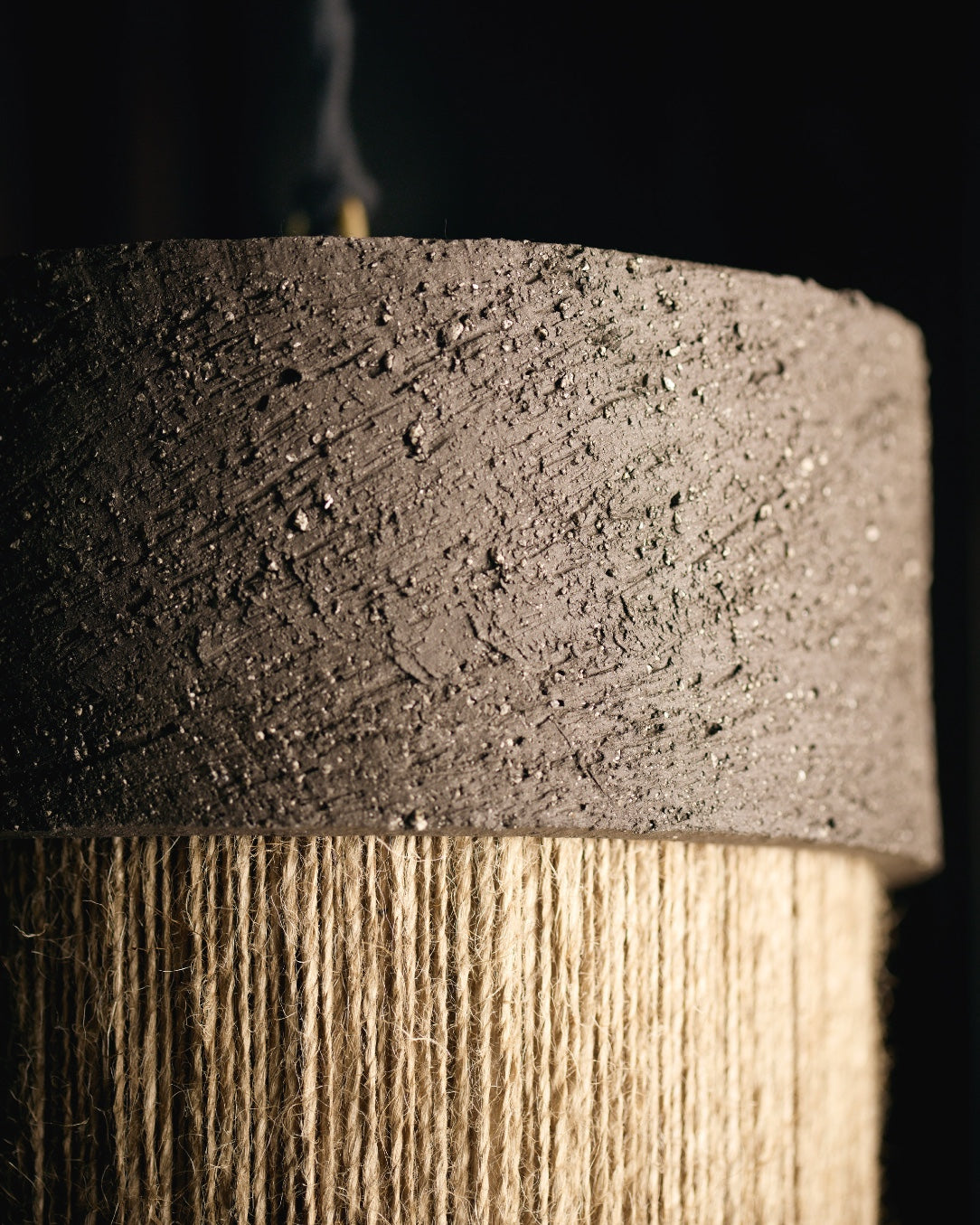 Suspension Kalé, Fil de Jute Tendu à la Main, Argile Noir