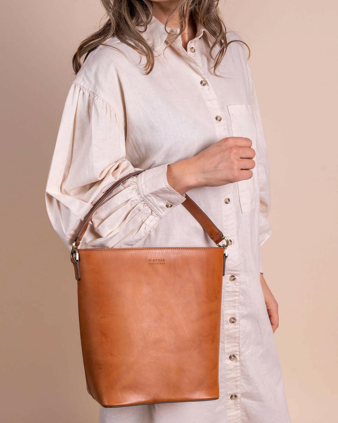 Bobbi Bucket Bag Midi, Cognac