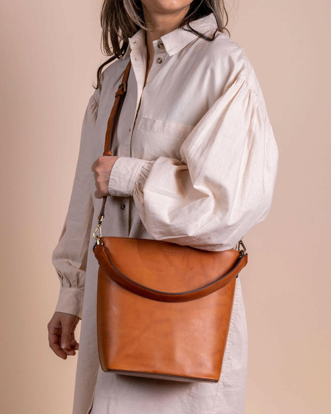 Bobbi Bucket Bag Midi, Cognac