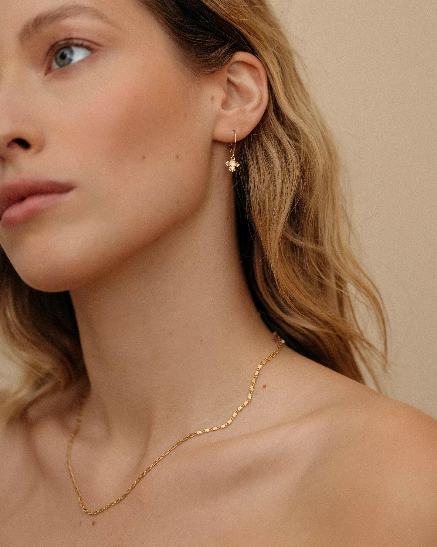 Collier Augustine, Louise Damas