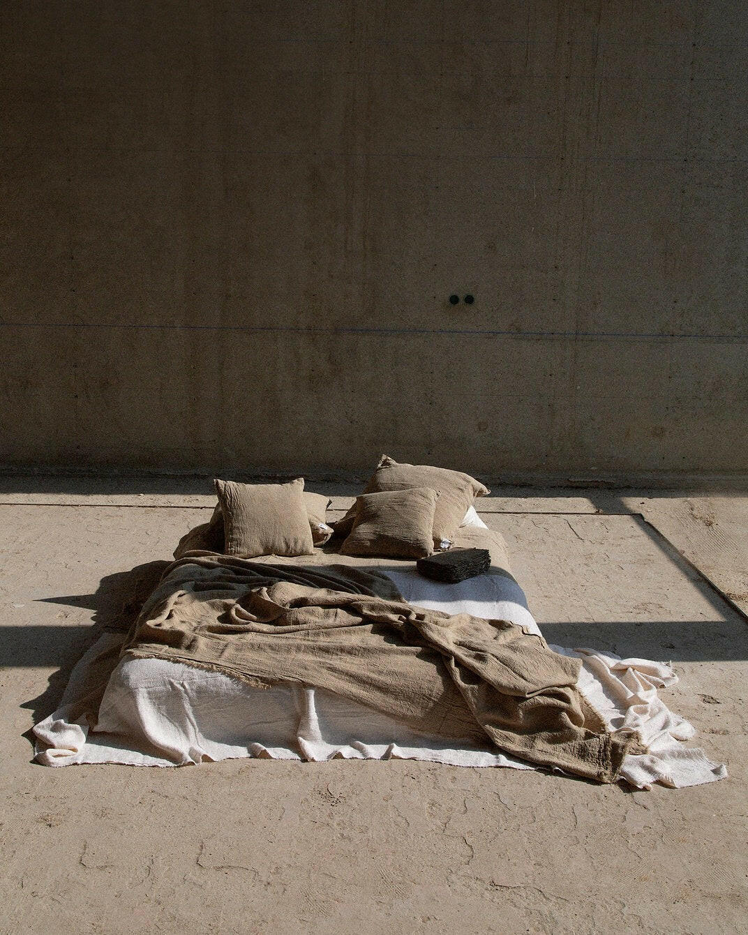 Nappe / Plaid / Dessus de lit en lin brut, Craie.