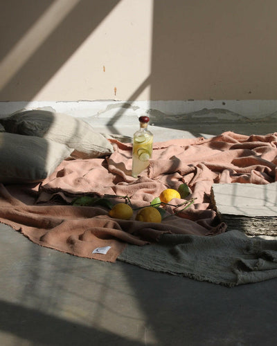 Nappe / Plaid / Dessus de lit en lin brut, Poudre.