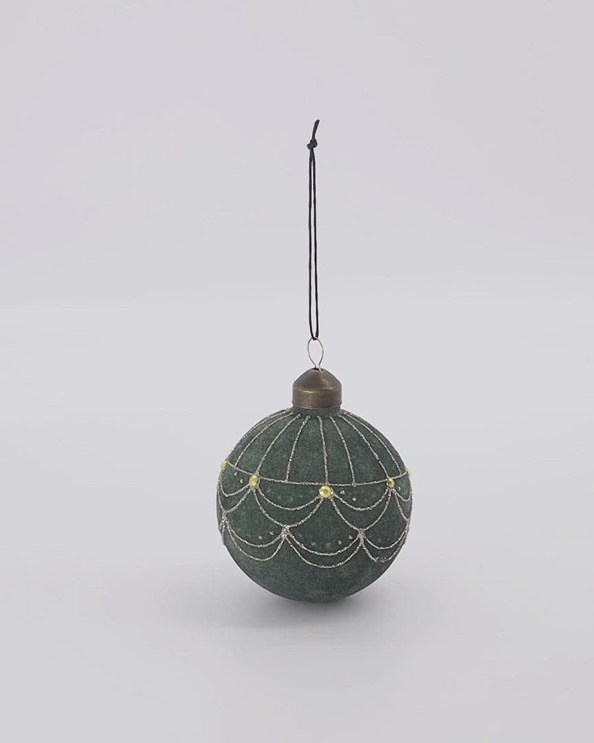 Charger la vidéo : Boule de Noël Velours, Vert poussiéreux - taille L