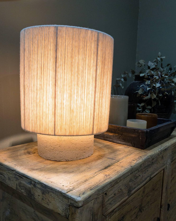 Lampe Kalé Grès Blanche & Fil de Laine Vierge Tendue à la main Ecru.