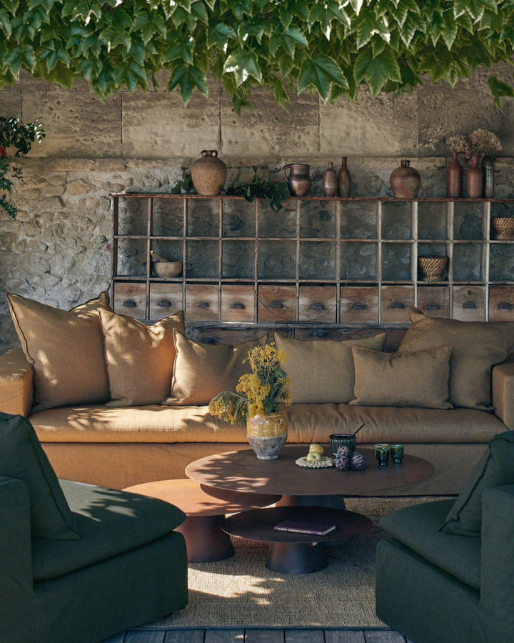 Table basse Beside Wabi sabi en acier oxydé.