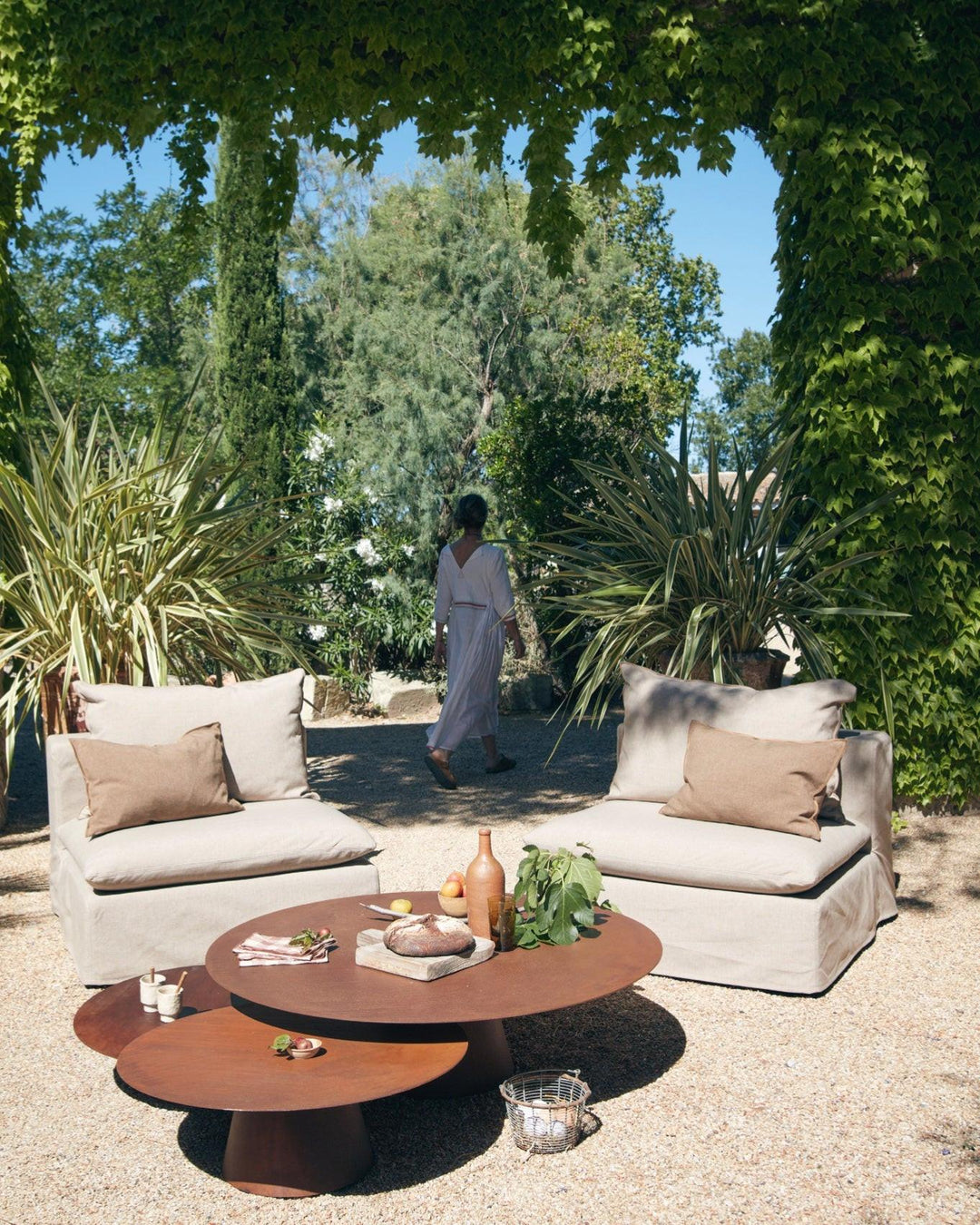 Table basse Beside Wabi sabi en acier oxydé.