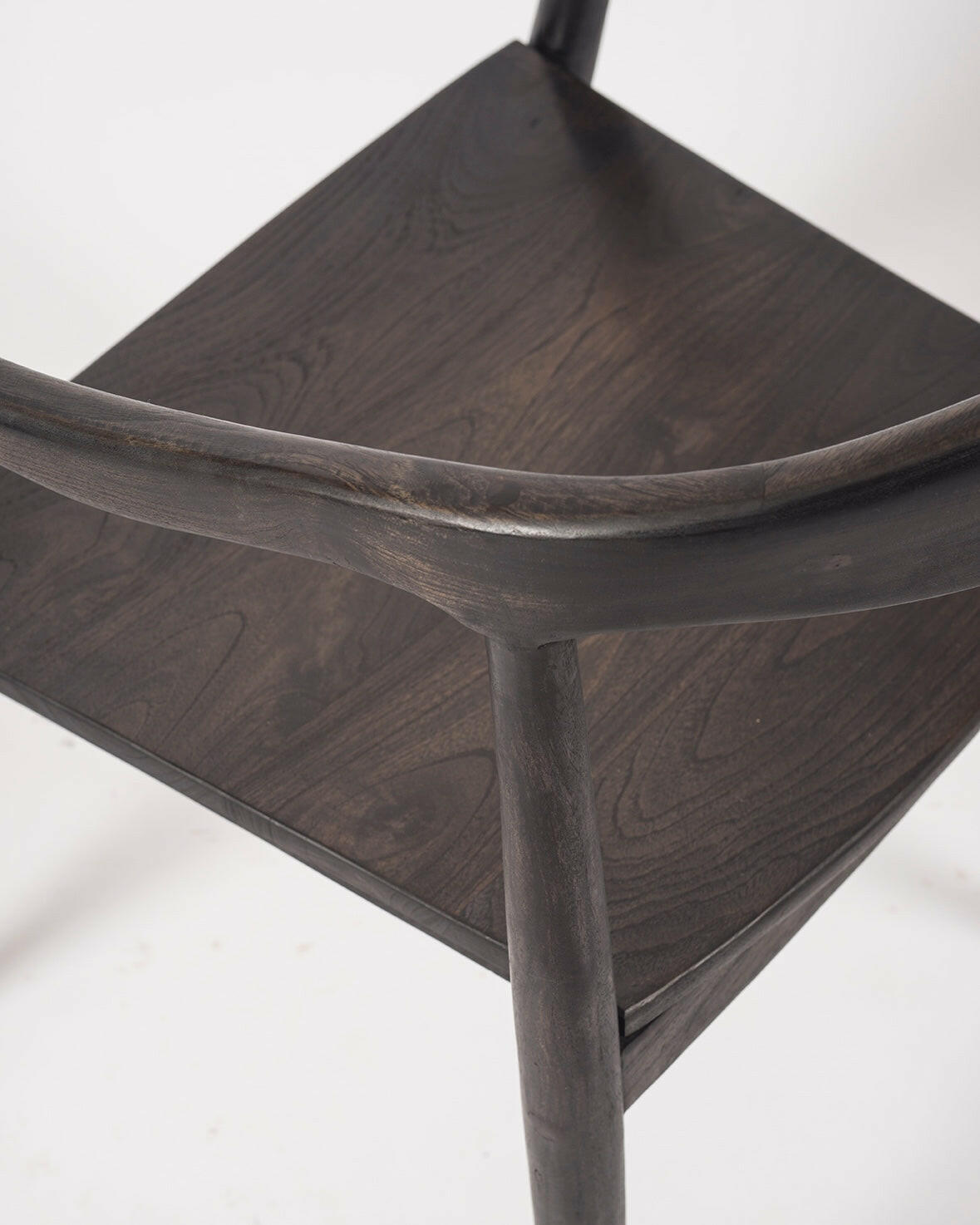 Chaise Tokyo Carbone en teck recyclé.