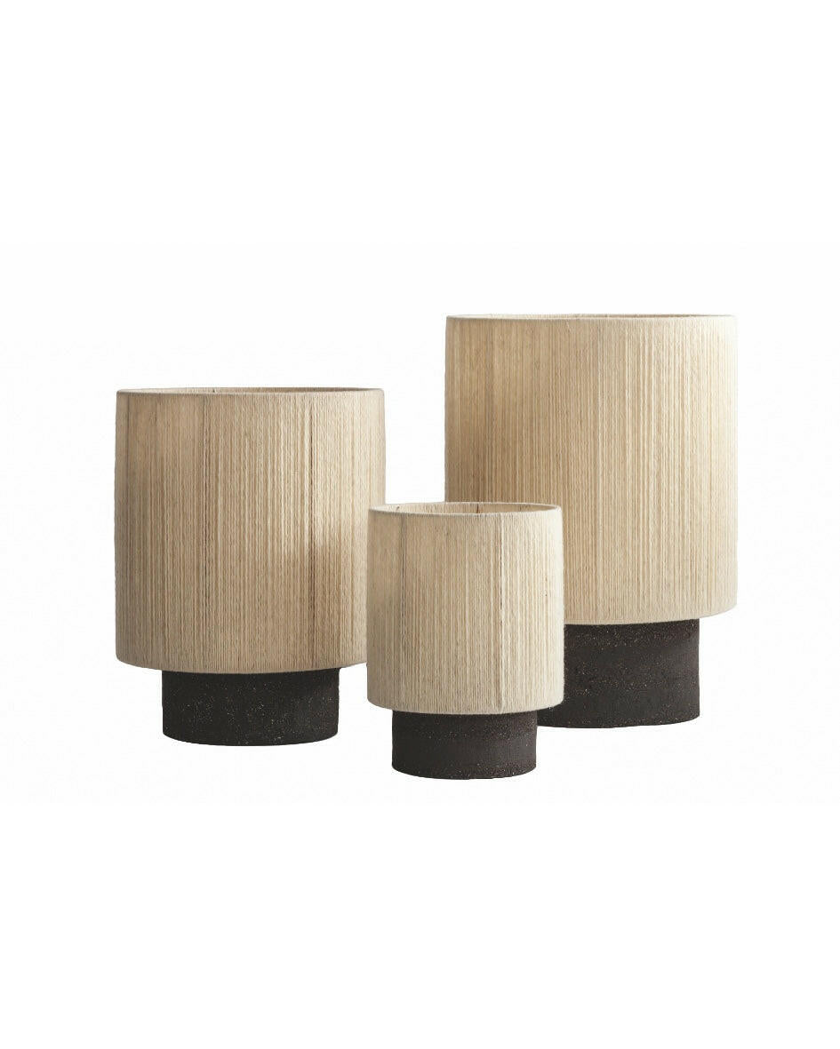 Lampe Kalé Grès Argile Noir & Fil de Laine Vierge Tendue à la main Ecru Maison de Vacances