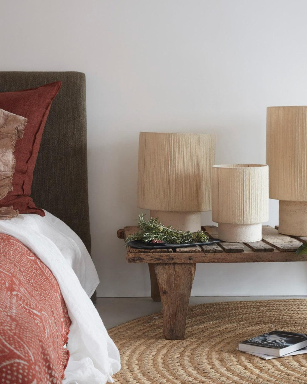 Lampe Kalé Grès Blanche & Fil de Laine Vierge Tendue à la main Ecru.