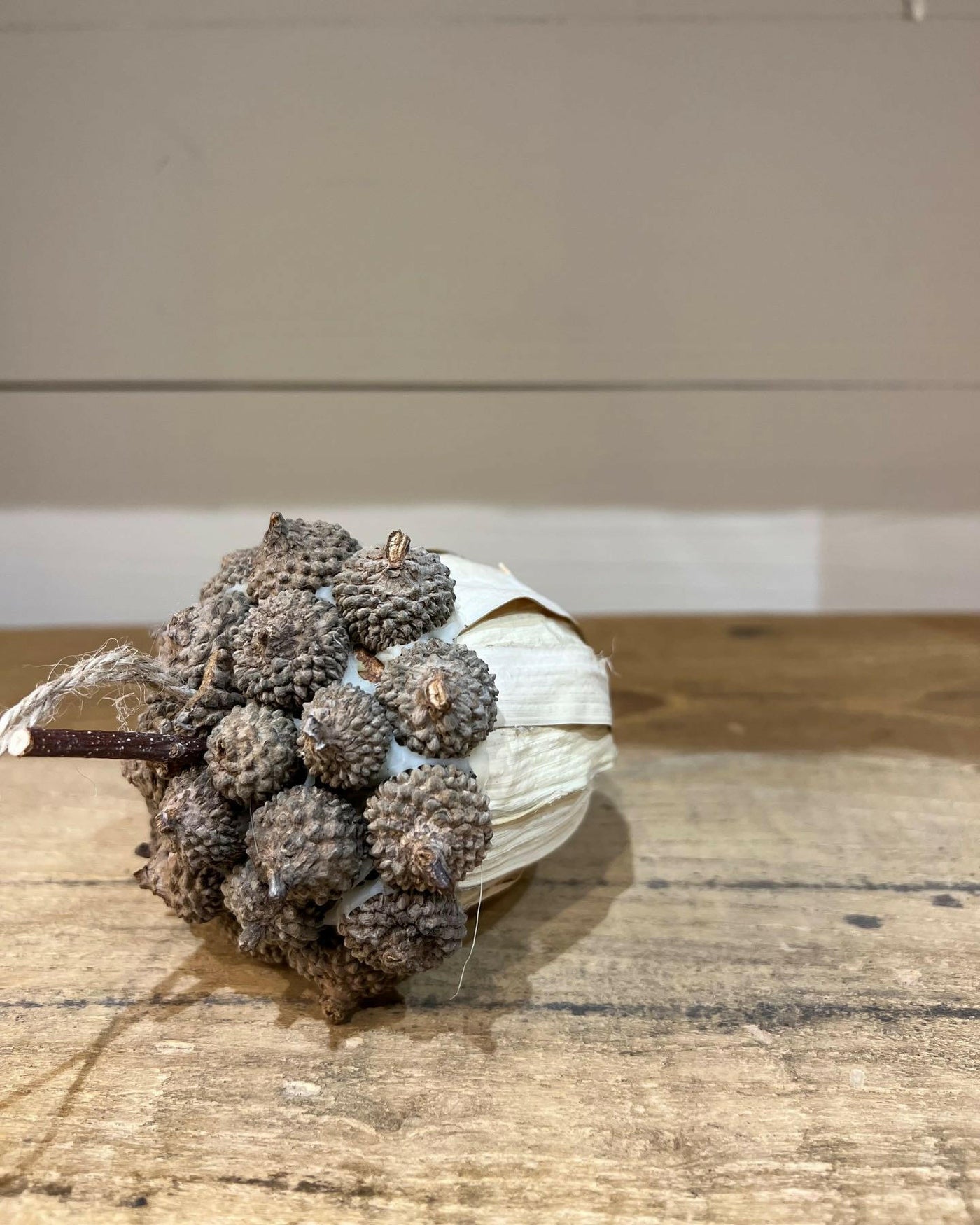 Ornement de Noel . Pomme de pin