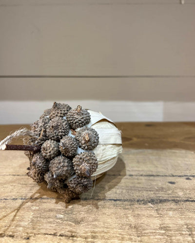 Ornement de Noel . Pomme de pin