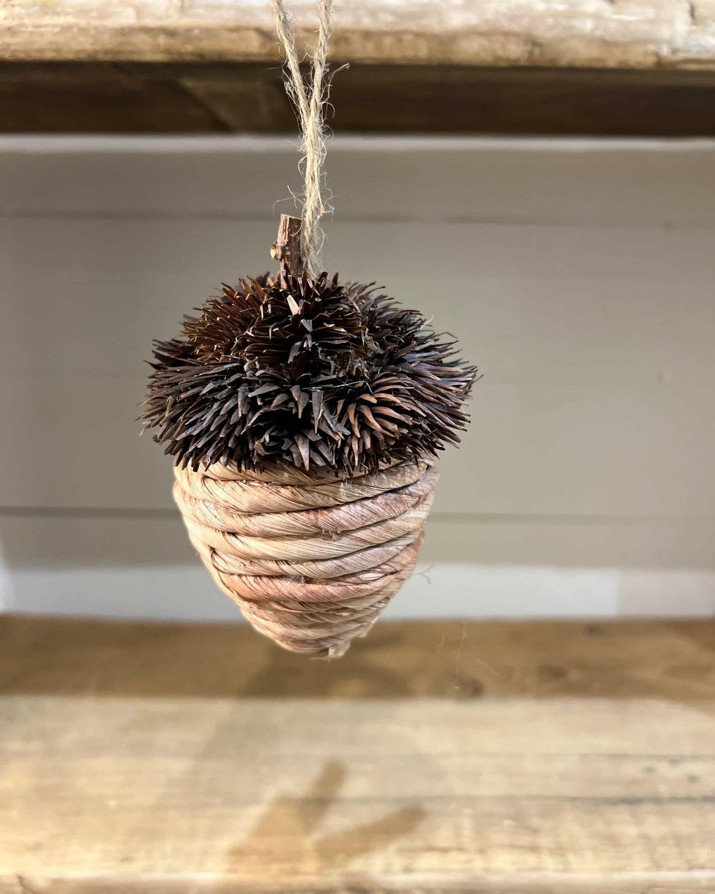Ornement de Noel, décoration. Pomme de pin.