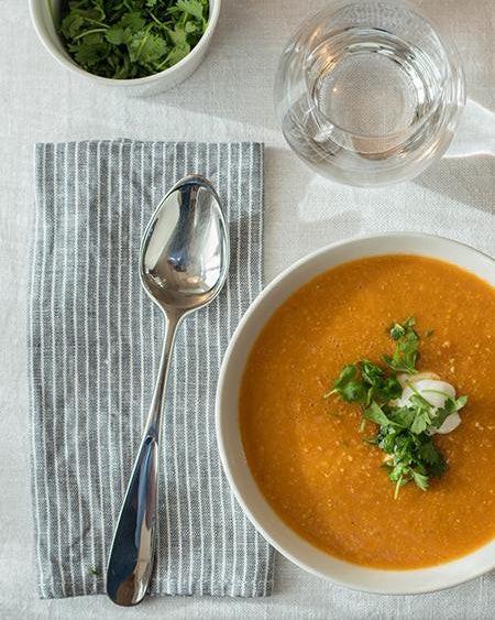 Serviette de table en lin gris clair et rayures fines blanches.
