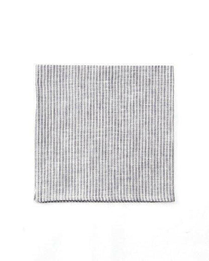 Serviette de table en lin gris clair et rayures fines blanches.