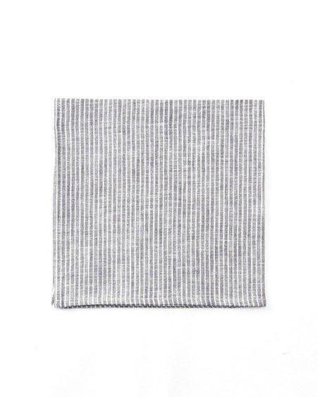 Serviette de table en lin gris clair et rayures fines blanches.