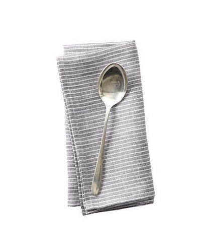 Serviette de table en lin gris clair et rayures fines blanches.
