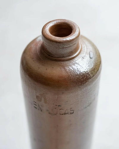 Vase bouteille vintage en terre cuite.