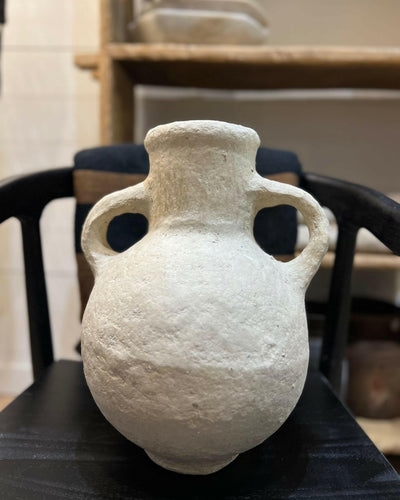 Vase oreilles en papier mâché.