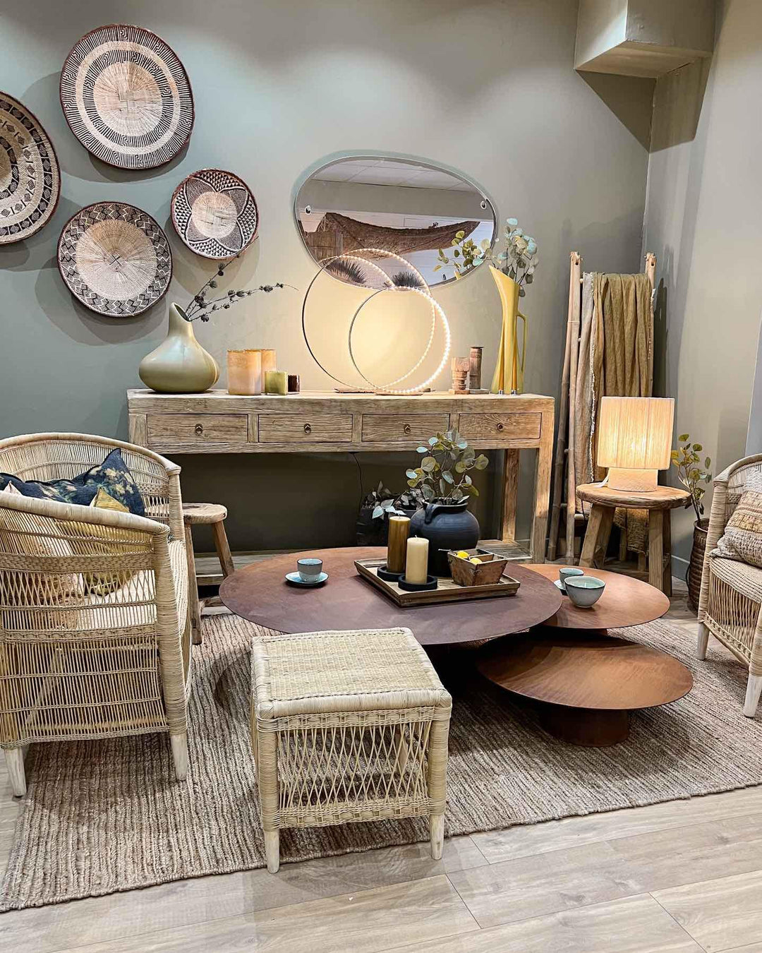 Table basse Beside Wabi sabi en acier oxydé.