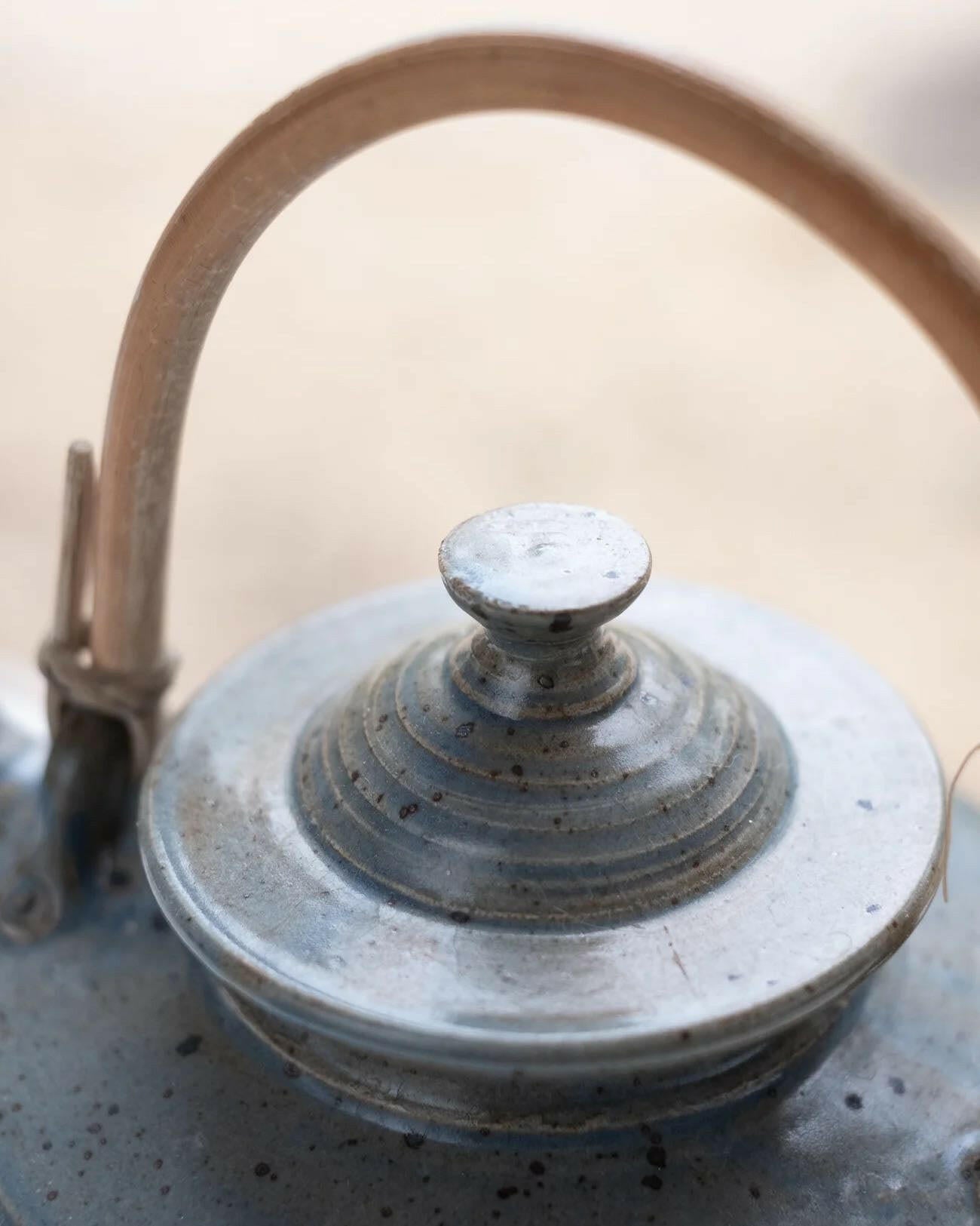 Théière vintage en grès bleue.