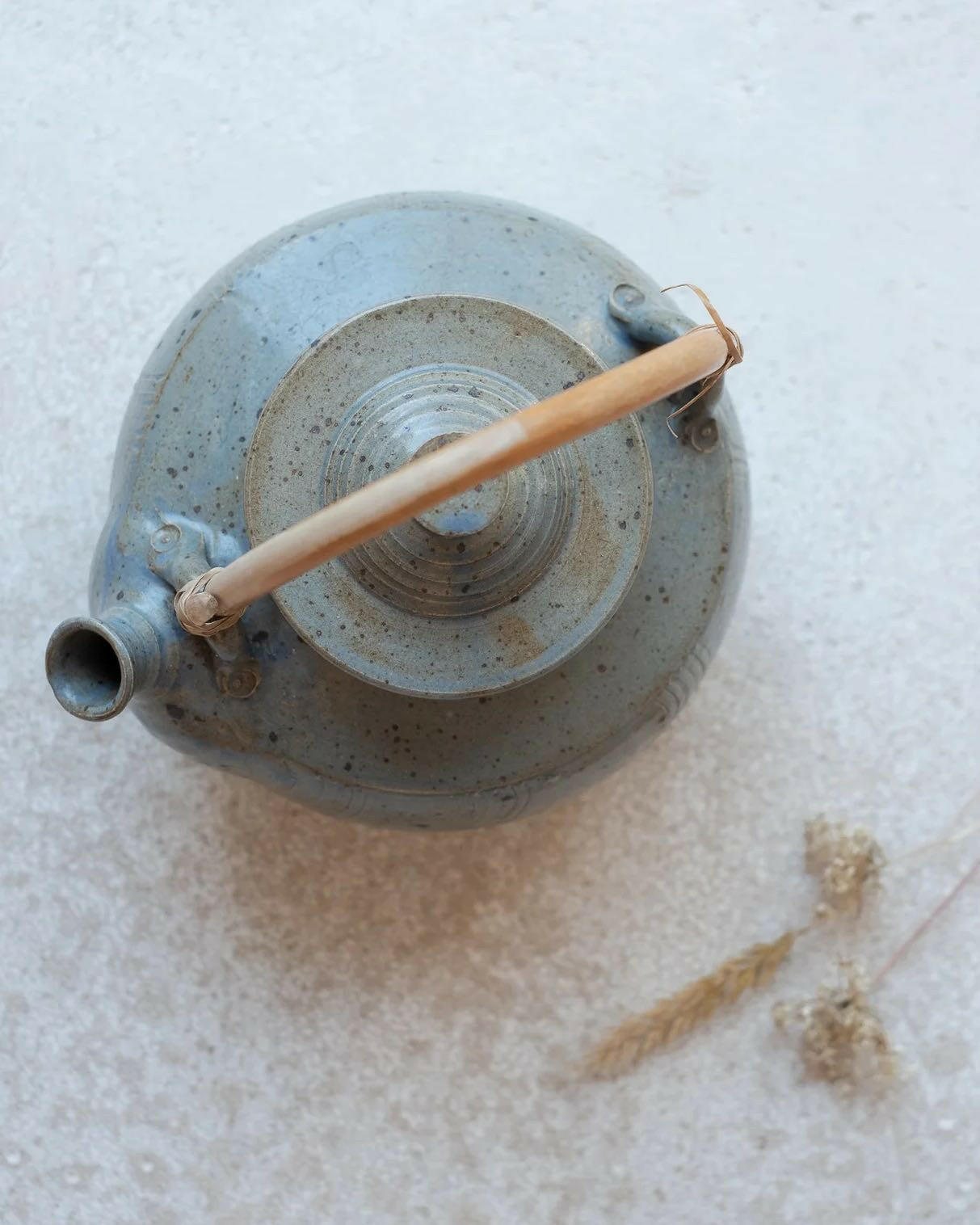 Théière vintage en grès bleue.
